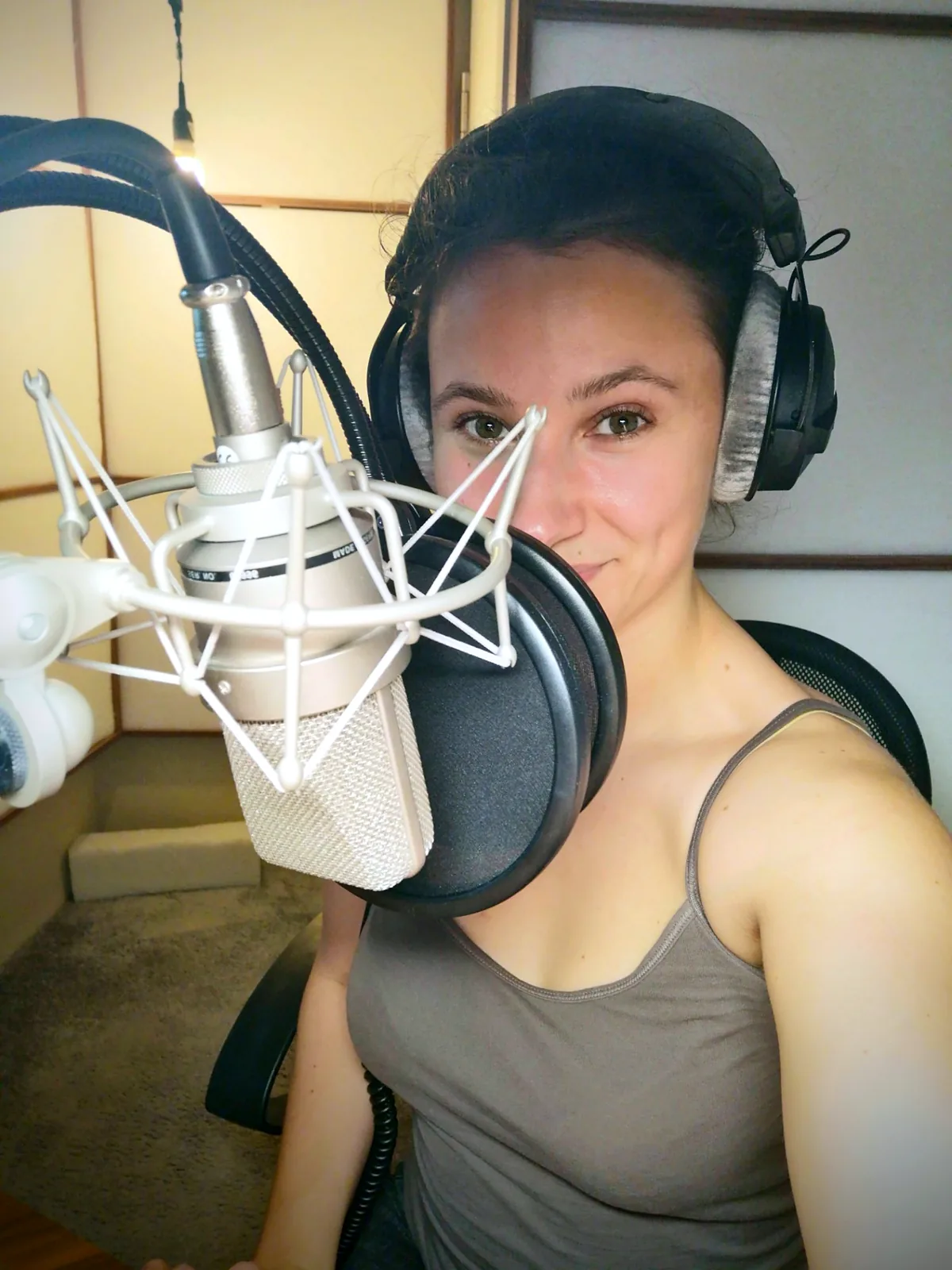 Sina Hoffmann in ihrem Homestudio am Neumann TLM 102