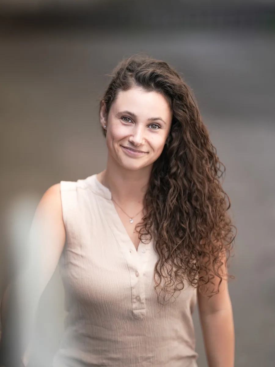 Sina Hoffmann, Synchronsprecherin, lächelnd im Porträt